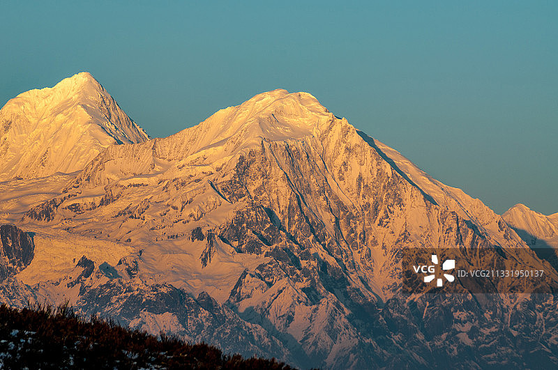 雅安市天全县四人同光头山幺妹峰田海子山云海日出红色的雪山风景图片素材