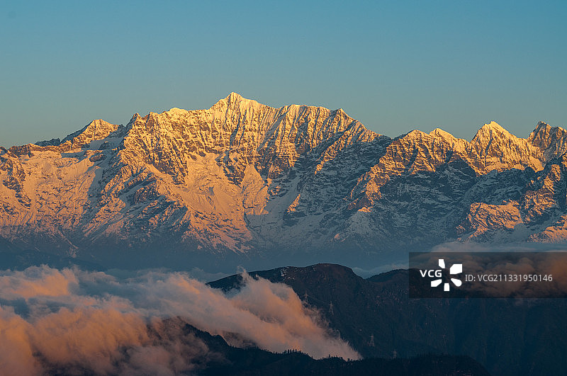 雅安市天全县四人同光头山幺妹峰田海子山云海日出红色的雪山风景图片素材