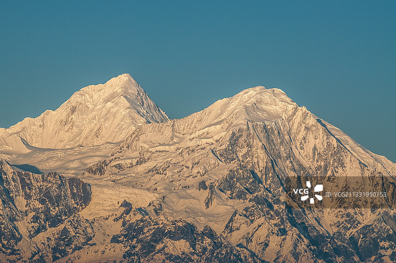 雅安市天全县四人同光头山幺妹峰田海子山云海日出红色的雪山风景图片素材