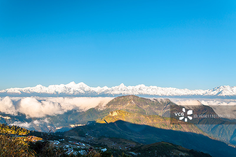 雅安市天全县四人同光头山幺妹峰田海子山云海日出红色的雪山风景图片素材