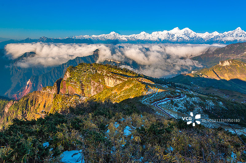 雅安市天全县四人同光头山幺妹峰田海子山云海日出红色的雪山风景图片素材