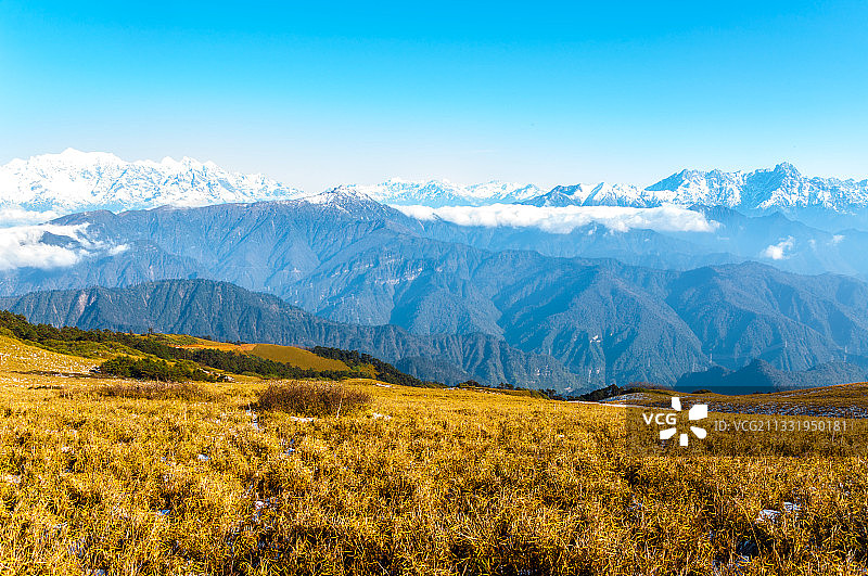 雅安市天全县四人同光头山幺妹峰田海子山云海日出红色的雪山风景图片素材