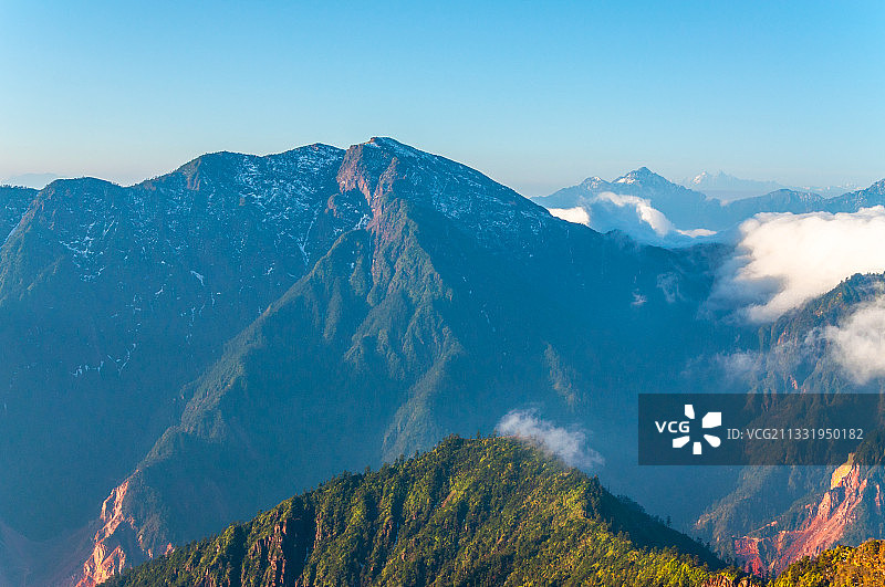 雅安市天全县四人同光头山幺妹峰田海子山云海日出红色的雪山风景图片素材