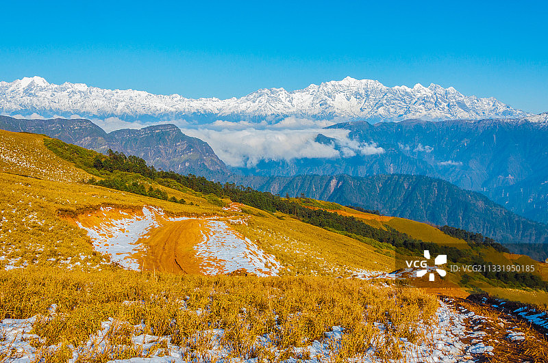 雅安市天全县四人同光头山幺妹峰田海子山云海日出红色的雪山风景图片素材