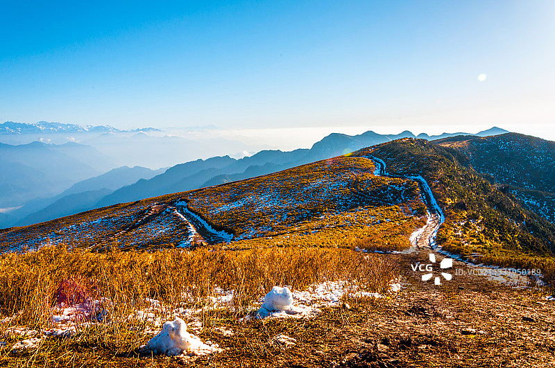 雅安市天全县四人同光头山幺妹峰田海子山云海日出红色的雪山风景图片素材