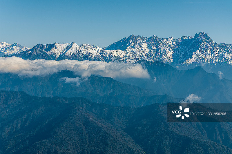 雅安市天全县四人同光头山幺妹峰田海子山云海日出红色的雪山风景图片素材