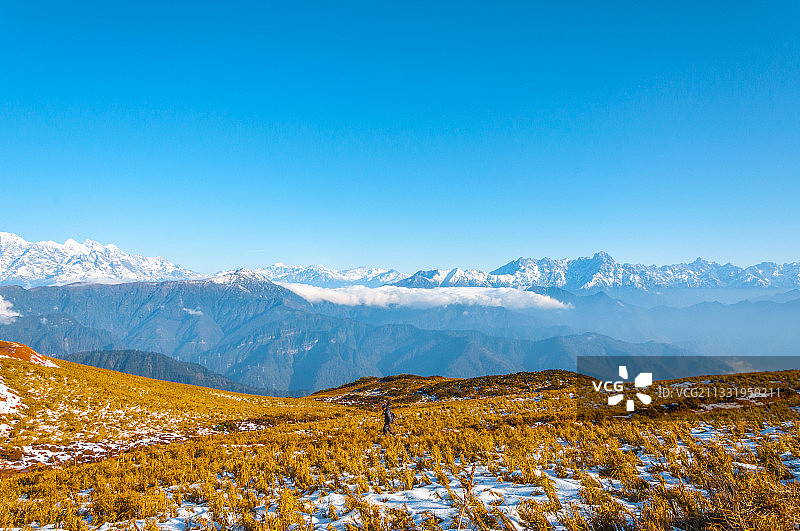 雅安市天全县四人同光头山幺妹峰田海子山云海日出红色的雪山风景图片素材