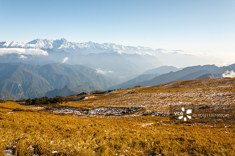 雅安市天全县四人同光头山幺妹峰田海子山云海日出红色的雪山风景图片素材