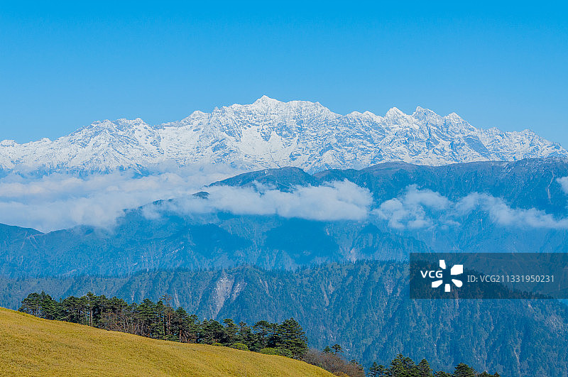 雅安市天全县四人同光头山幺妹峰田海子山云海日出红色的雪山风景图片素材