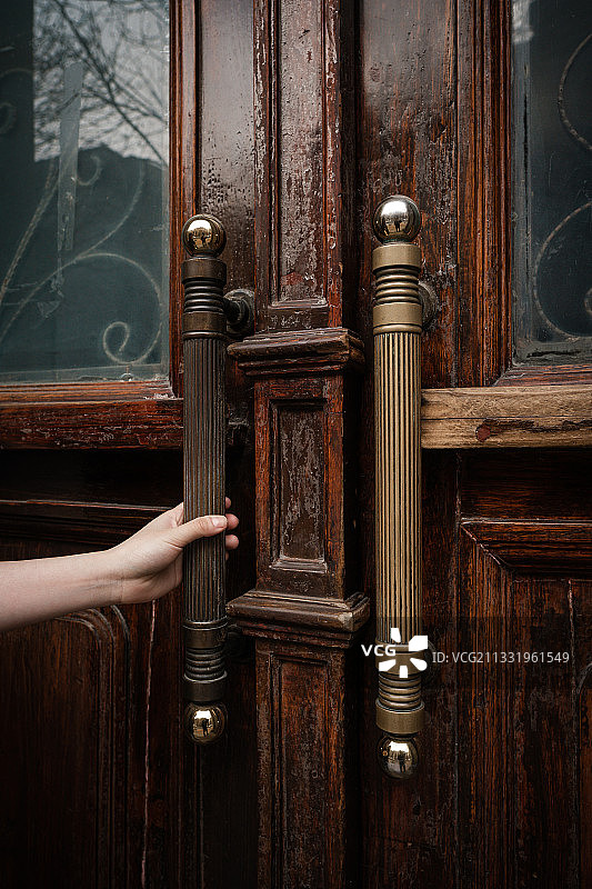 天津解放北路民国老建筑门把手图片素材