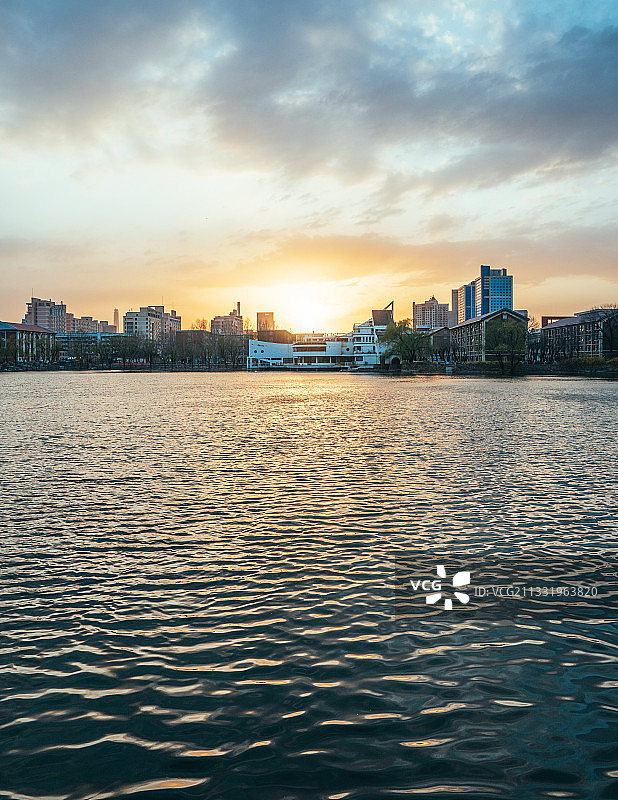 天津大学青年湖日落眺望大学生活动中心图片素材