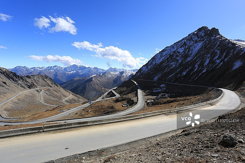 前往四姑娘山的路上，翻阅各种山口图片素材