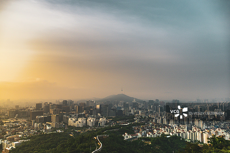 日出下的韩国首尔市中心图片素材