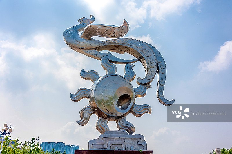 中国湖北荆州城标金凤腾飞雕塑图片素材