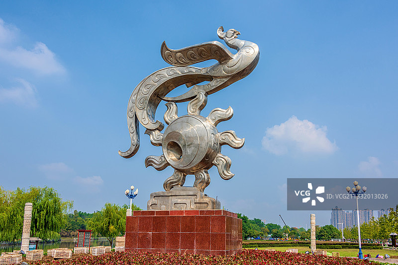 中国湖北荆州城标金凤腾飞雕塑图片素材