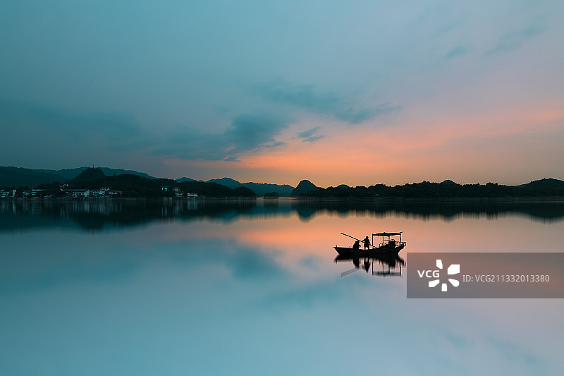 舟行碧波上图片素材