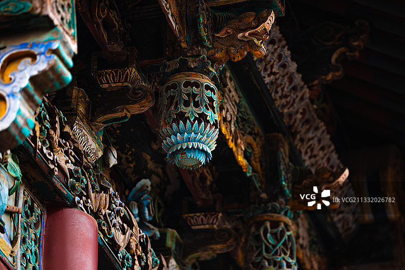 雕梁画栋-中国古风木雕房梁-开封山陕甘会馆图片素材