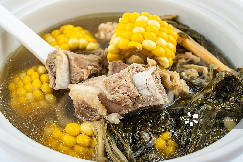 广东老火靓汤玉米菜干猪骨汤图片素材