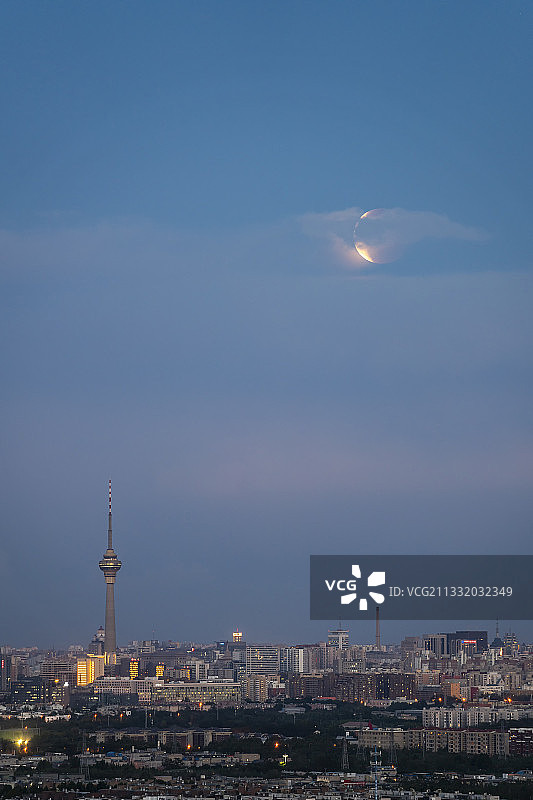 北京拍月全食遇到了彩虹闪电图片素材