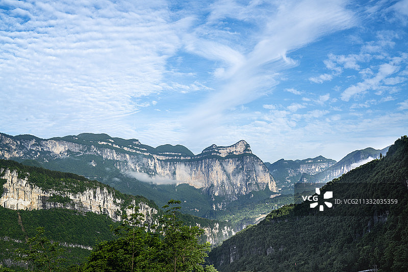 世界第三大峡谷：湖北恩施大峡谷里可以做屏保的绝壁和田园风光图片素材