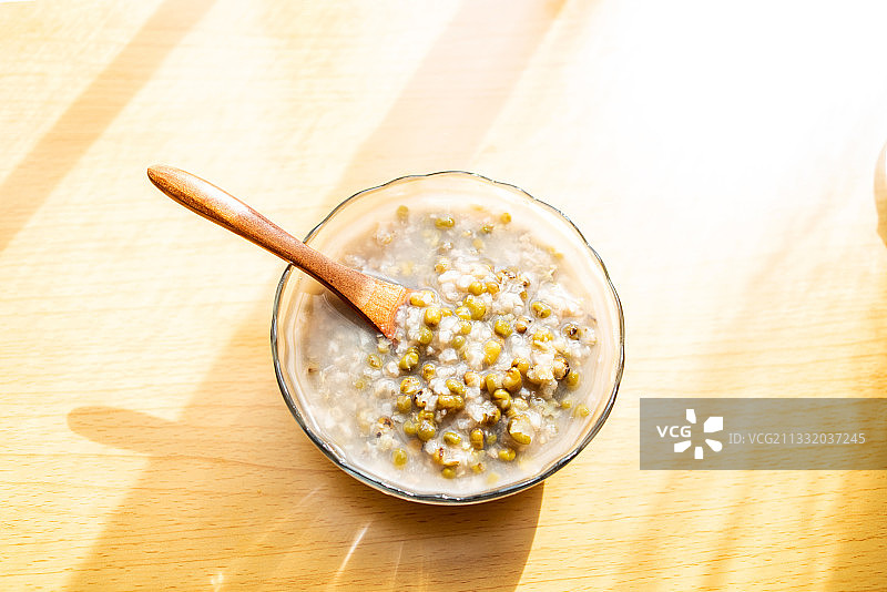 中式早餐一碗绿豆粥图片素材