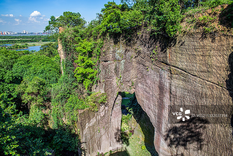 中国广州番禺莲花山公园燕子岩图片素材
