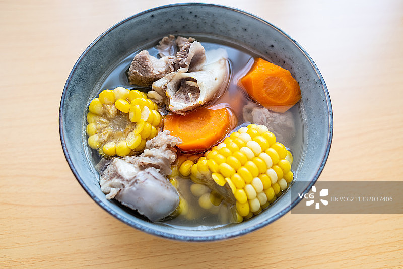 广东老火靓汤玉米胡萝卜猪骨汤图片素材