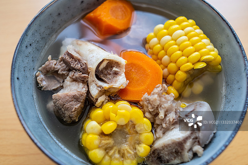 广东老火靓汤玉米胡萝卜猪骨汤图片素材