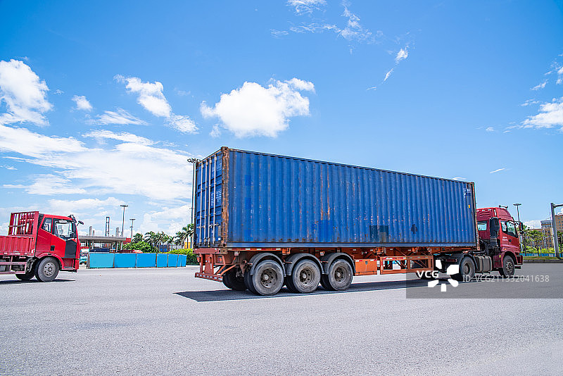 中国广州港区公路上飞驰的集装箱运输挂车图片素材