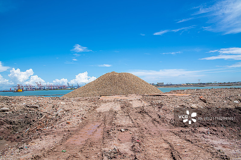 中国广州南沙港扩建工地上的填海石料图片素材
