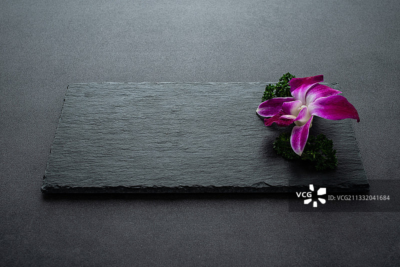 兰花欧芹摆盘装饰的黑色石板托盘图片素材