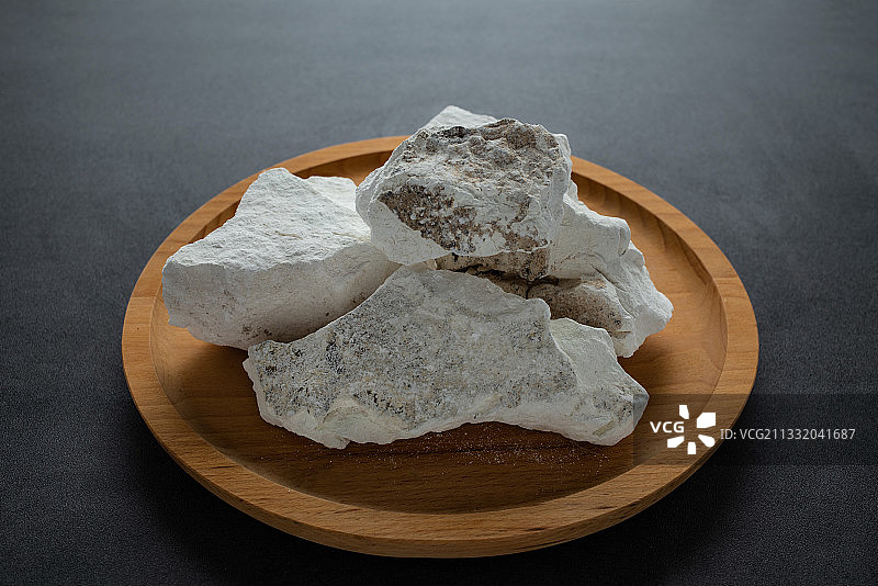 黑背景上的生石灰图片素材