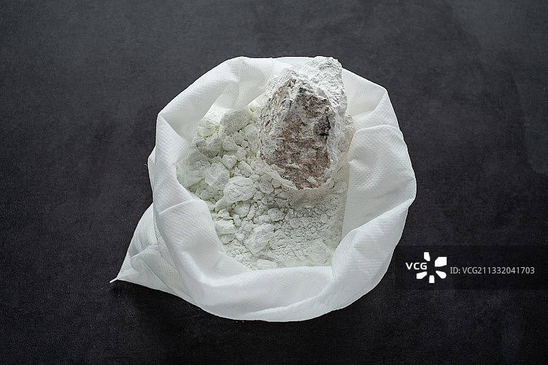 一袋吸潮的石灰粉图片素材