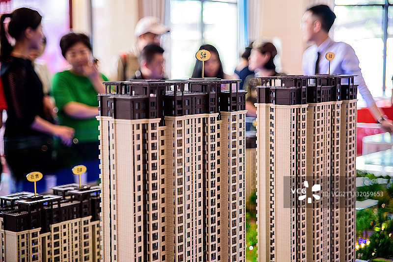 惠州市大亚湾区楼盘销售中心看房买房的人图片素材