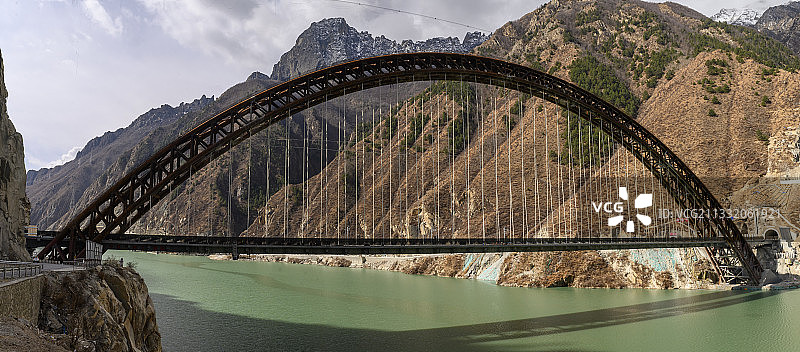 西藏：林芝到山南，正建设中的工程图片素材