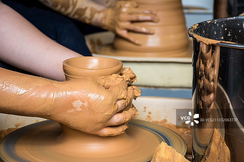 陶瓷拉坯过程图片素材