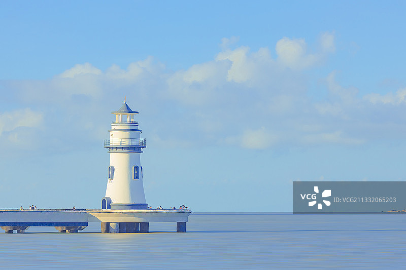 夏季海边傍晚纯白灯塔图片素材