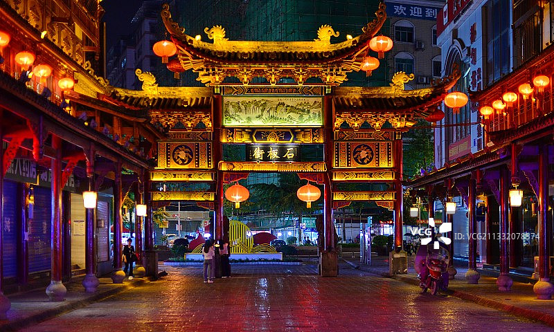 夜色下的石板古街，贵州省都匀市图片素材