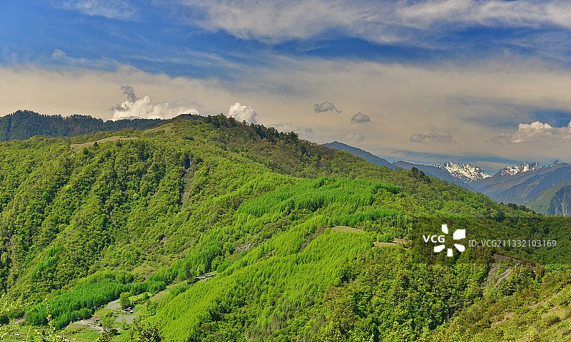 蓝天白云，成都周边夏季避暑清凉休闲之地，卧龙云中牧场图片素材