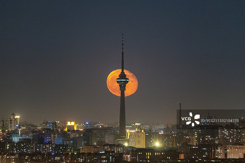 中央电视塔悬月图片素材