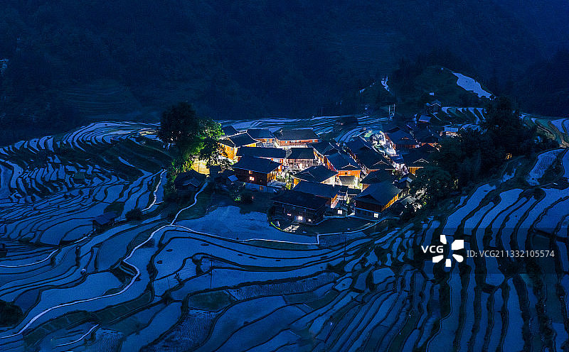 初夏时节，灌水期的贵州加榜梯田图片素材