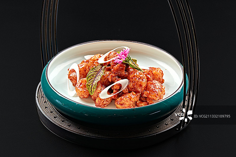 精美餐具装的冀菜风味鸡里蹦图片素材