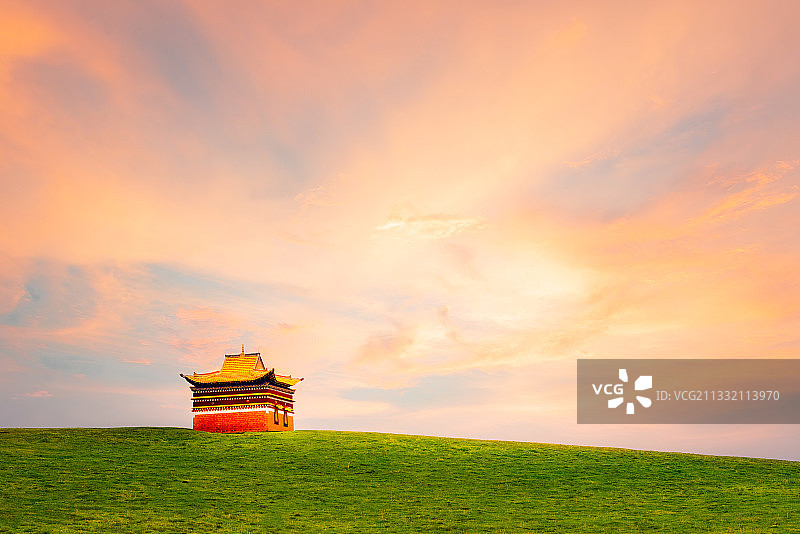 川西红原-黄昏中的一座藏族寺庙图片素材