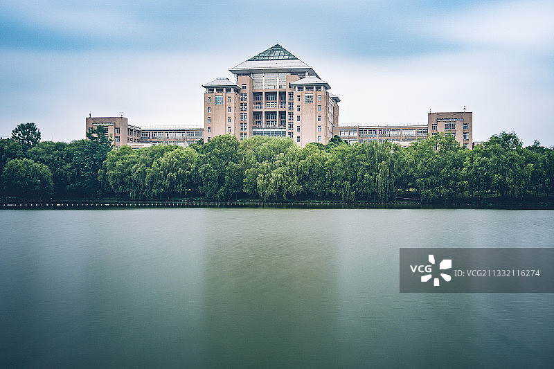 武汉科技大学（黄家湖校区）沁湖主教楼图片素材