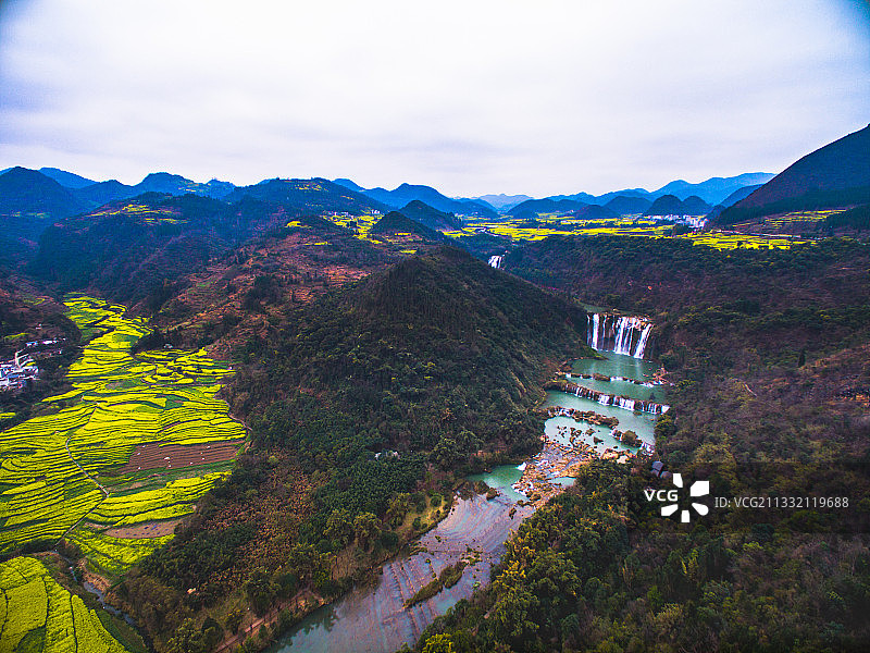 航拍春季中国云南罗平县九龙瀑布群与油菜花图片素材
