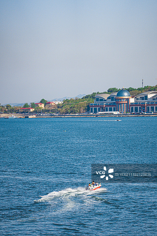 烟台滨海广场海岸的快艇图片素材