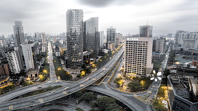 阴天接近傍晚时刻航拍立交之上的高楼建筑图片素材