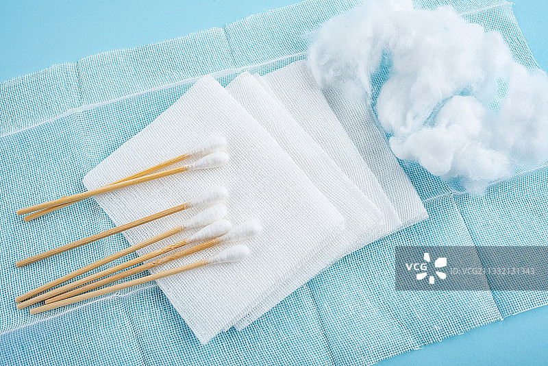 医疗卫生用品脱脂棉花棉棒和纱布图片素材