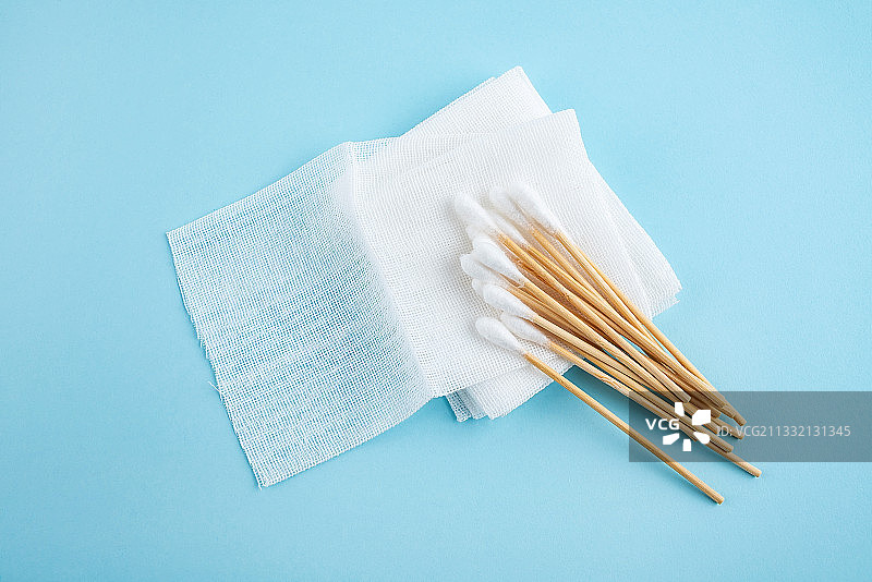 医疗卫生用品脱脂棉棒和纱布图片素材