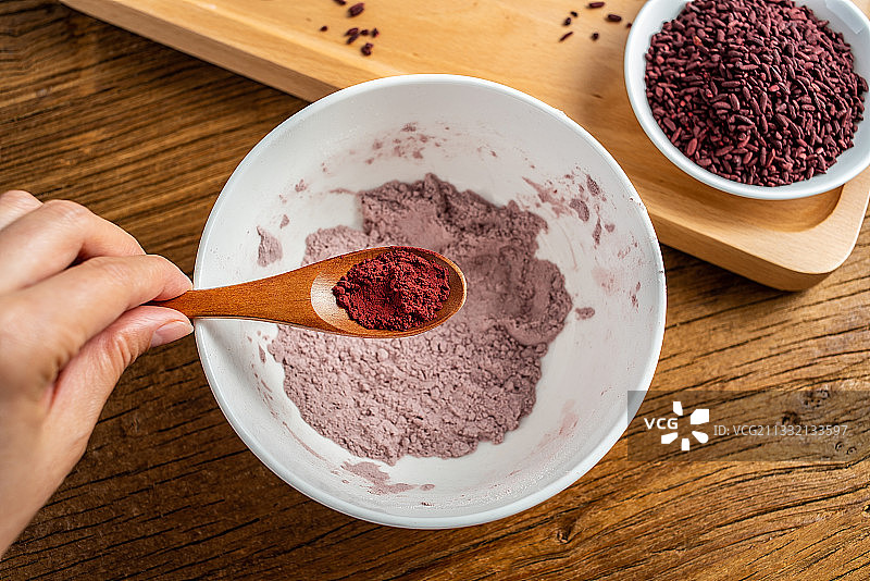中国传统天然色素食品红曲米粉调色配制过程图片素材